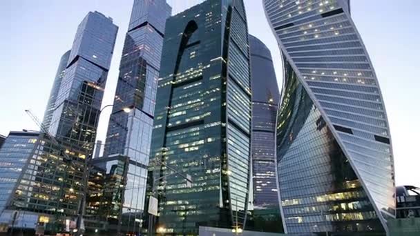 Ουρανοξύστες διεθνές επιχειρηματικό κέντρο (πόλη) στο βράδυ, Μόσχα, Ρωσία — Αρχείο Βίντεο