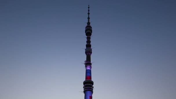 Torre de la televisión (Ostankino) en la noche, Moscú, Rusia — Vídeo de stock