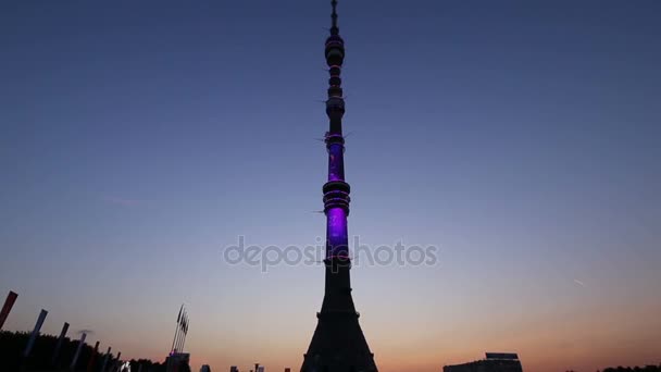 Torre de la televisión (Ostankino) en la noche, Moscú, Rusia — Vídeos de Stock