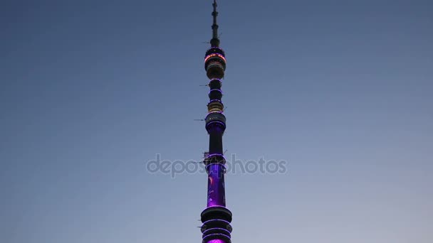 Torre de la televisión (Ostankino) en la noche, Moscú, Rusia — Vídeo de stock