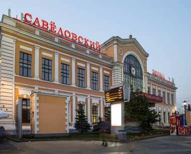 Savelovsky Tren İstasyonu'na (Savyolovsky, Savyolovskiy, Savyolovsky veya Savelovskiy)--biri dokuz ana tren istasyonları, Moskova, Rusya (geceleri).