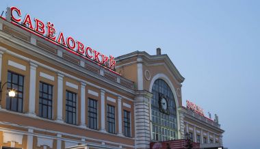 Savelovsky Tren İstasyonu'na (Savyolovsky, Savyolovskiy, Savyolovsky veya Savelovskiy)--biri dokuz ana tren istasyonları, Moskova, Rusya (geceleri).