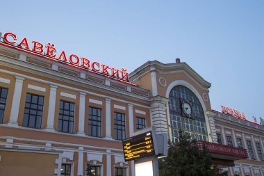 Savelovsky Tren İstasyonu'na (Savyolovsky, Savyolovskiy, Savyolovsky veya Savelovskiy)--biri dokuz ana tren istasyonları, Moskova, Rusya (geceleri).