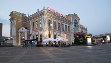 Savelovsky Tren İstasyonu'na (Savyolovsky, Savyolovskiy, Savyolovsky veya Savelovskiy)--biri dokuz ana tren istasyonları, Moskova, Rusya (geceleri).