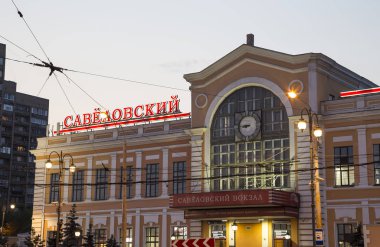 Savelovsky Tren İstasyonu'na (Savyolovsky, Savyolovskiy, Savyolovsky veya Savelovskiy)--biri dokuz ana tren istasyonları, Moskova, Rusya (geceleri).