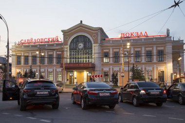 Savelovsky Tren İstasyonu'na (Savyolovsky, Savyolovskiy, Savyolovsky veya Savelovskiy)--biri dokuz ana tren istasyonları, Moskova, Rusya (geceleri).