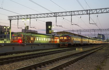 Moskova yolcu platformu (Savelovsky tren istasyonu)--trende biri dokuz ana tren istasyonları, Moskova, Rusya (geceleri)