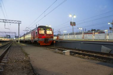 Moskova yolcu platformu (Savelovsky tren istasyonu)--trende biri dokuz ana tren istasyonları, Moskova, Rusya (geceleri)
