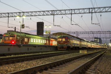 Moskova yolcu platformu (Savelovsky tren istasyonu)--trende biri dokuz ana tren istasyonları, Moskova, Rusya (geceleri)