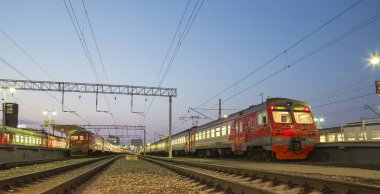 Moskova yolcu platformu (Savelovsky tren istasyonu)--trende biri dokuz ana tren istasyonları, Moskova, Rusya (geceleri)