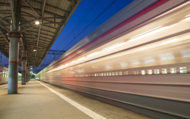 Moskova yolcu platformu (Savelovsky tren istasyonu)--trende biri dokuz ana tren istasyonları, Moskova, Rusya (geceleri)