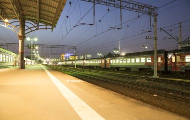 Moskova yolcu platformu (Savelovsky tren istasyonu)--trende biri dokuz ana tren istasyonları, Moskova, Rusya (geceleri)