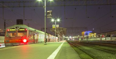 Moskova yolcu platformu (Savelovsky tren istasyonu)--trende biri dokuz ana tren istasyonları, Moskova, Rusya (geceleri)