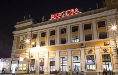 Savelovsky Tren İstasyonu'na (Savyolovsky, Savyolovskiy, Savyolovsky veya Savelovskiy)--biri dokuz ana tren istasyonları, Moskova, Rusya (geceleri).