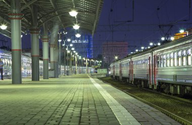 Moskova yolcu platformu (Savelovsky tren istasyonu)--trende biri dokuz ana tren istasyonları, Moskova, Rusya (geceleri)