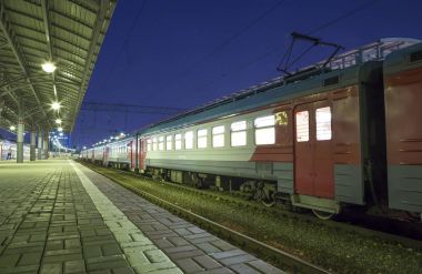 Moskova yolcu platformu (Savelovsky tren istasyonu)--trende biri dokuz ana tren istasyonları, Moskova, Rusya (geceleri)