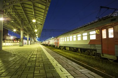 Moskova yolcu platformu (Savelovsky tren istasyonu)--trende biri dokuz ana tren istasyonları, Moskova, Rusya (geceleri)