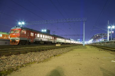Moskova yolcu platformu (Savelovsky tren istasyonu)--trende biri dokuz ana tren istasyonları, Moskova, Rusya (geceleri)