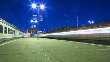 Moskova yolcu platformu (Savelovsky tren istasyonu)--trende biri dokuz ana tren istasyonları, Moskova, Rusya (geceleri)