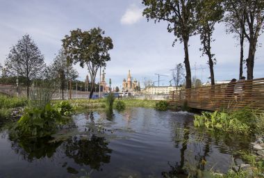 Zaryadye Park - Moskova, Rusya Red Square yakınındaki Şehir Parkı. Zaryadye Park, 50 yıldır Moskova'da yerleşik ilk kamu parkıdır. Parkta 9 Eylül 2017 açıldı  