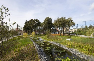 Zaryadye Park - Moskova, Rusya Red Square yakınındaki Şehir Parkı. Zaryadye Park, 50 yıldır Moskova'da yerleşik ilk kamu parkıdır. Parkta 9 Eylül 2017 açıldı  