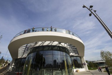 Zaryadye Park - Moskova, Rusya Red Square yakınındaki Şehir Parkı. Zaryadye Park, 50 yıldır Moskova'da yerleşik ilk kamu parkıdır. Parkta 9 Eylül 2017 açıldı  