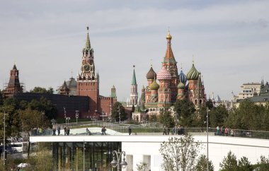 Moskova Kremlin--yeni Zaryadye Parkı, Moskova, Rusya Red Square yakınındaki Şehir Parkı görüntülemek 