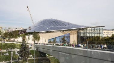 Zaryadye Park - Moskova, Rusya Red Square yakınındaki Şehir Parkı. Zaryadye Park, 50 yıldır Moskova'da yerleşik ilk kamu parkıdır. Parkta 9 Eylül 2017 açıldı  