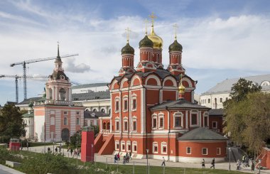 Katedraller ve kiliseler - Moskova, Rusya - modern park Zaryadye görünümünden Red Square yanında bulunan Varvarka sokak