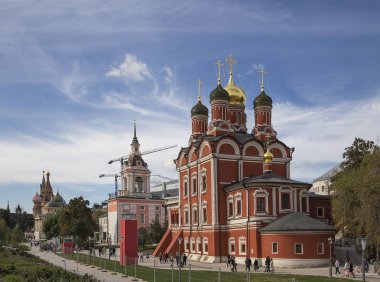 Katedraller ve kiliseler - Moskova, Rusya - modern park Zaryadye görünümünden Red Square yanında bulunan Varvarka sokak
