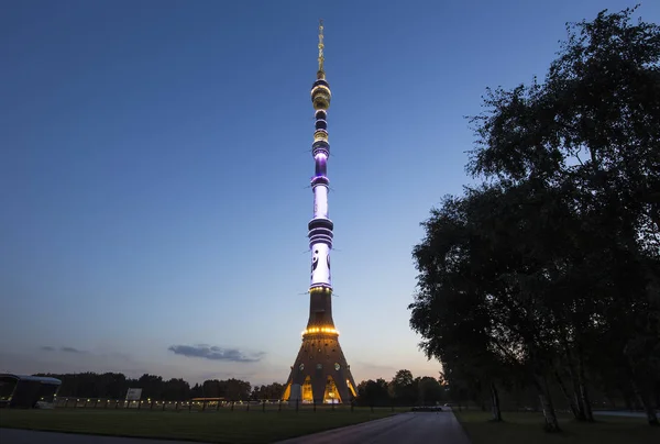 (Ostankino) TV-tornet på natten, Moskva, Ryssland — Stockfoto