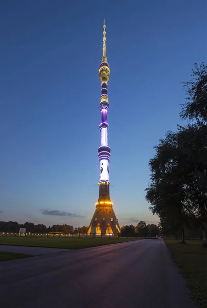 (Ostankino) TV-tornet på natten, Moskva, Ryssland — Stockfoto