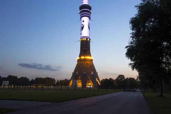 Torre de la televisión (Ostankino) en la noche, Moscú, Rusia — Foto de Stock