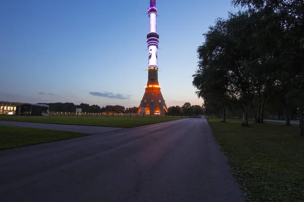 Televízió (Ostankino) torony éjjel, Moszkva, Oroszország — Stock Fotó