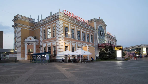 Savelovsky järnvägsstation (Savyolovsky, Savyolovskiy, Savyolovsky eller Savelovskiy)--är en av de nio viktigaste järnvägsstationerna i Moskva (på natten). — Stockfoto