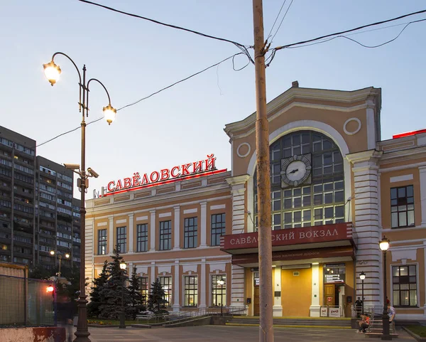 La stazione ferroviaria di Savelovsky (Savyolovsky, Savyolovskiy, Savyolovsky o Savelovskiy) è una delle nove stazioni ferroviarie principali di Mosca (di notte). ). — Foto Stock