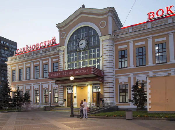 A estação ferroviária de Savelovsky (Savyolovsky, Savyolovskiy, Savyolovsky ou Savelovskiy) é uma das nove estações ferroviárias principais em Moscou, Rússia (à noite). ). — Fotografia de Stock