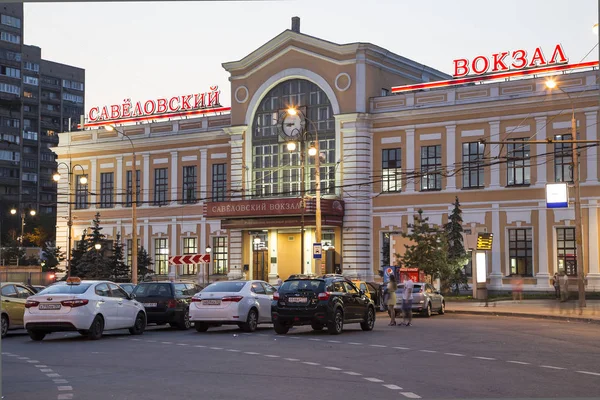 Savelovsky Tren İstasyonu'na (Savyolovsky, Savyolovskiy, Savyolovsky veya Savelovskiy)--biri dokuz ana tren istasyonları, Moskova, Rusya (geceleri).