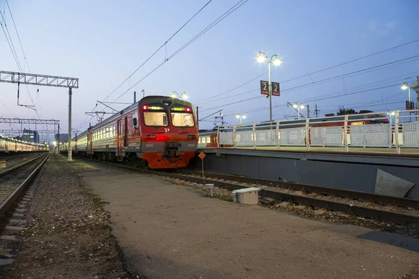 Поезд на Московской пассажирской платформе (Савеловский вокзал) - - один из девяти главных железнодорожных вокзалов Москвы (ночью ) — стоковое фото