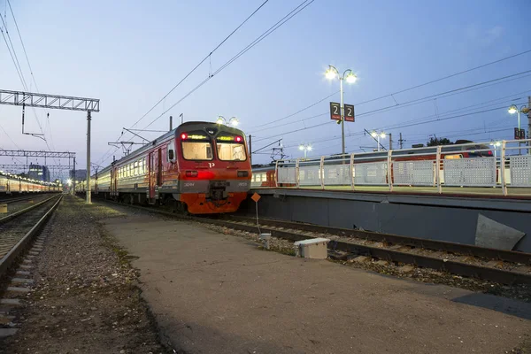 Zug auf dem Moskauer Personenbahnsteig (Sawelowski-Bahnhof) -- ist einer der neun Hauptbahnhöfe in Moskau, Russland (nachts)) — Stockfoto