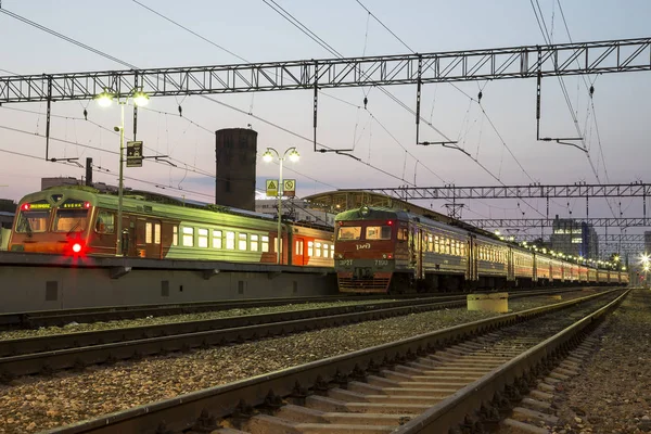 Moskova yolcu platformu (Savelovsky tren istasyonu)--trende biri dokuz ana tren istasyonları, Moskova, Rusya (geceleri)