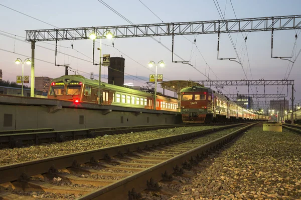 Train sur le quai des passagers de Moscou (gare Savelovsky) -- est l'une des neuf principales gares de Moscou, en Russie (la nuit ) — Photo