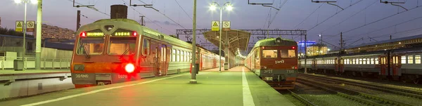 火车上莫斯科客运平台 （Savelovsky 火车站） — — 是九个主要铁路车站在莫斯科，俄罗斯之一 （在晚上) — 图库照片