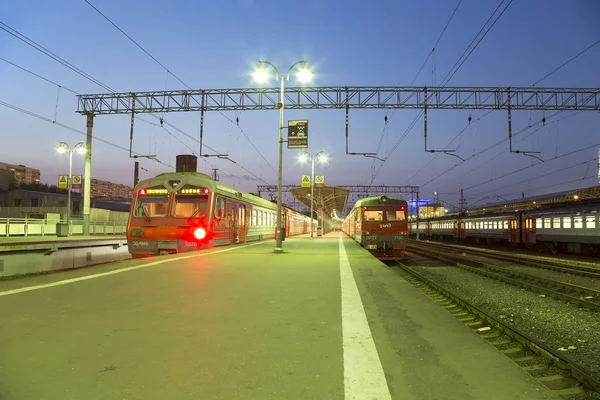 Moskova yolcu platformu (Savelovsky tren istasyonu)--trende biri dokuz ana tren istasyonları, Moskova, Rusya (geceleri)