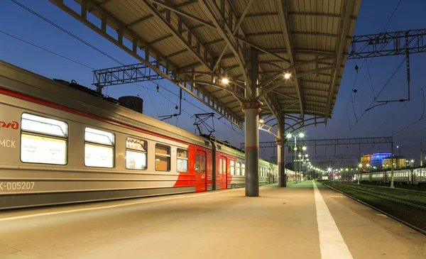 O trem na plataforma de passageiros de Moscou (estação ferroviária de Savelovsky) -- é uma das nove estações ferroviárias principais em Moscou, Rússia (à noite ) — Fotografia de Stock