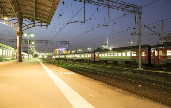 Moskova yolcu platformu (Savelovsky tren istasyonu)--trende biri dokuz ana tren istasyonları, Moskova, Rusya (geceleri)