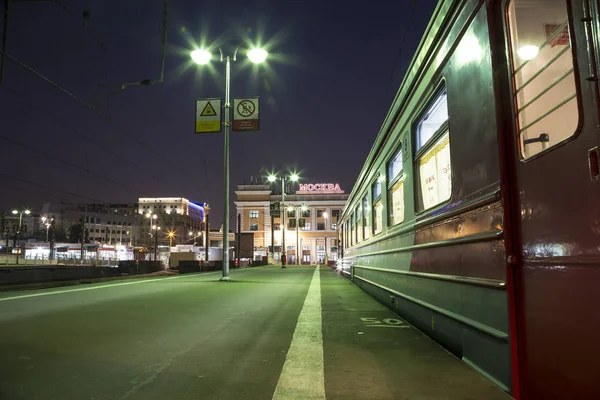 Zug auf dem Moskauer Personenbahnsteig (Sawelowski-Bahnhof) -- ist einer der neun Hauptbahnhöfe in Moskau, Russland (nachts)) — Stockfoto