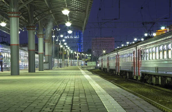 モスクワ乗用車プラットフォーム (Savelovsky 駅) - 上の列車はモスクワ、ロシアの 9 つの主要鉄道駅の一つ (夜) — ストック写真