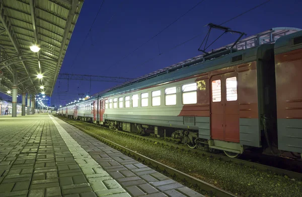 Moskova yolcu platformu (Savelovsky tren istasyonu)--trende biri dokuz ana tren istasyonları, Moskova, Rusya (geceleri)