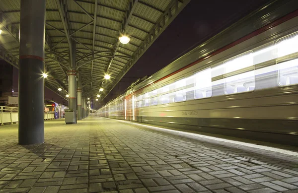 Moskova yolcu platformu (Savelovsky tren istasyonu)--trende biri dokuz ana tren istasyonları, Moskova, Rusya (geceleri)
